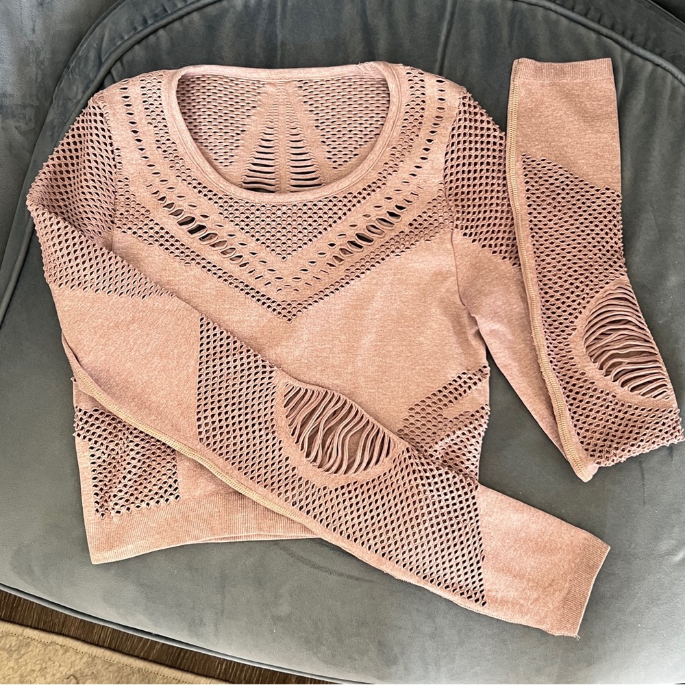 SOLD - Alo yoga dusty lilac crop top
